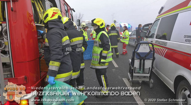 20201124 Schwerer Verkehrsunfall auf der LB17 zwischen Teesdorf und Günseldorf  Foto: © Stefan Schneider BFKDO Baden