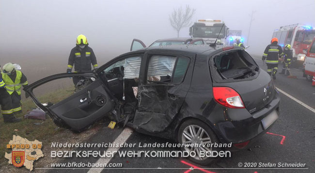 20201124 Schwerer Verkehrsunfall auf der LB17 zwischen Teesdorf und Günseldorf  Foto: © Stefan Schneider BFKDO Baden