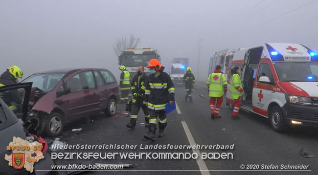20201124 Schwerer Verkehrsunfall auf der LB17 zwischen Teesdorf und Günseldorf  Foto: © Stefan Schneider BFKDO Baden