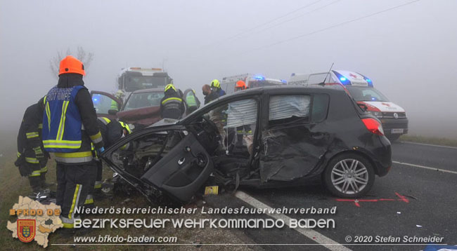 20201124 Schwerer Verkehrsunfall auf der LB17 zwischen Teesdorf und Günseldorf  Foto: © Stefan Schneider BFKDO Baden