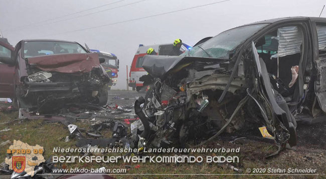 20201124 Schwerer Verkehrsunfall auf der LB17 zwischen Teesdorf und Günseldorf  Foto: © Stefan Schneider BFKDO Baden