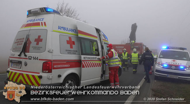 20201124 Schwerer Verkehrsunfall auf der LB17 zwischen Teesdorf und Günselsdorf  Foto: © Stefan Schneider BFKDO Baden