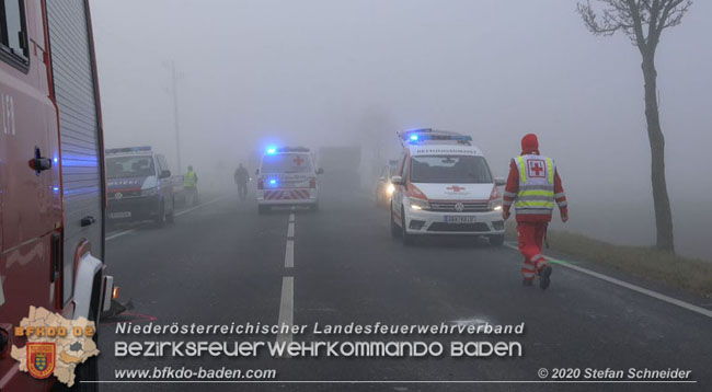 20201124 Schwerer Verkehrsunfall auf der LB17 zwischen Teesdorf und Günselsdorf  Foto: © Stefan Schneider BFKDO Baden