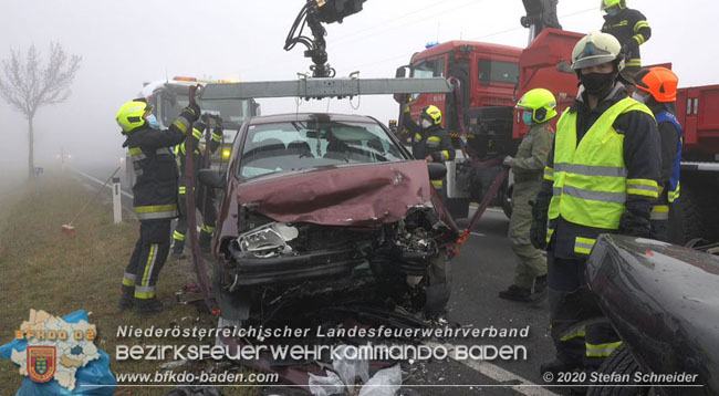 20201124 Schwerer Verkehrsunfall auf der LB17 zwischen Teesdorf und Günselsdorf  Foto: © Stefan Schneider BFKDO Baden