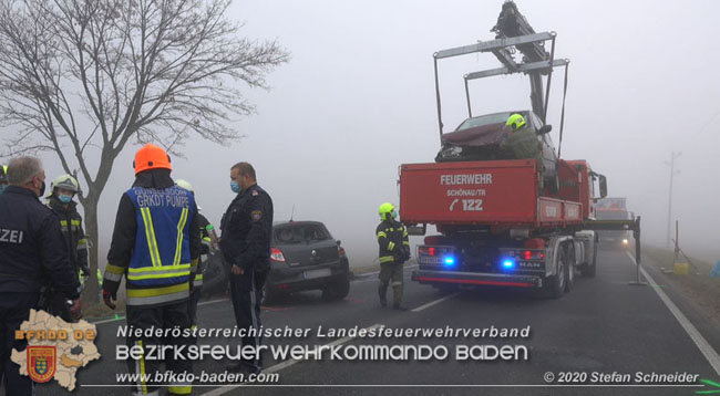 20201124 Schwerer Verkehrsunfall auf der LB17 zwischen Teesdorf und Günselsdorf  Foto: © Stefan Schneider BFKDO Baden