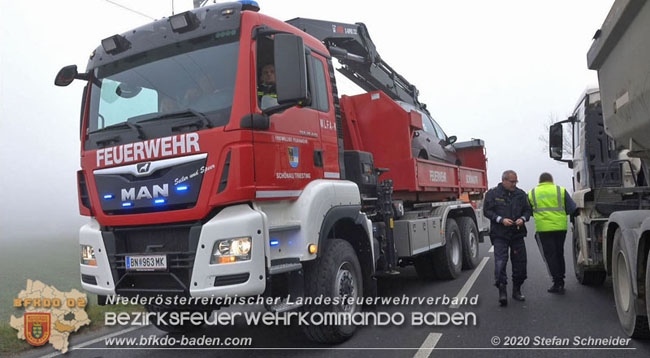 20201124 Schwerer Verkehrsunfall auf der LB17 zwischen Teesdorf und Günselsdorf  Foto: © Stefan Schneider BFKDO Baden