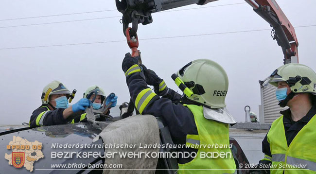 20201124 Schwerer Verkehrsunfall auf der LB17 zwischen Teesdorf und Günselsdorf  Foto: © Stefan Schneider BFKDO Baden