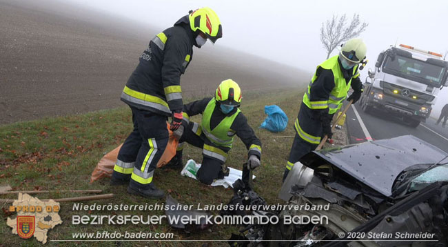 20201124 Schwerer Verkehrsunfall auf der LB17 zwischen Teesdorf und Günselsdorf  Foto: © Stefan Schneider BFKDO Baden