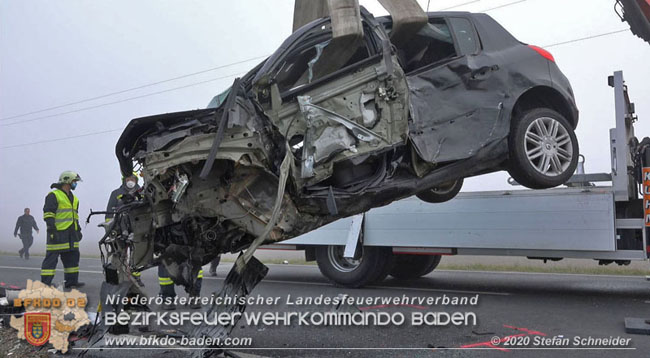 20201124 Schwerer Verkehrsunfall auf der LB17 zwischen Teesdorf und Günselsdorf  Foto: © Stefan Schneider BFKDO Baden