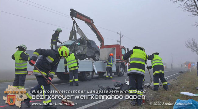 20201124 Schwerer Verkehrsunfall auf der LB17 zwischen Teesdorf und Günselsdorf  Foto: © Stefan Schneider BFKDO Baden