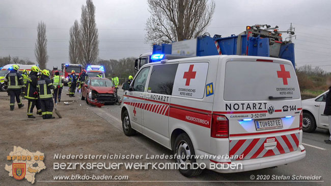 20201126 Schwerer Verkehrsunfall auf der LB210 im Freilandgebiet Traiskirchen-Tribuswinkel   Foto: © Stefan Schneider BFKDO BADEN