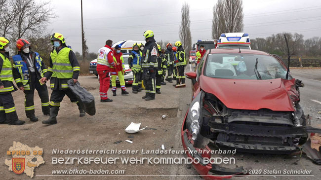 20201126 Schwerer Verkehrsunfall auf der LB210 im Freilandgebiet Traiskirchen-Tribuswinkel   Foto: © Stefan Schneider BFKDO BADEN