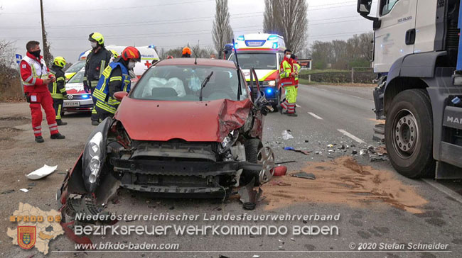 20201126 Schwerer Verkehrsunfall auf der LB210 im Freilandgebiet Traiskirchen-Tribuswinkel   Foto: © Stefan Schneider BFKDO BADEN