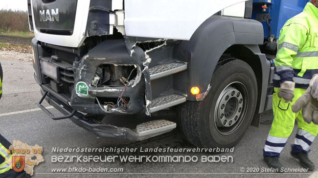20201126 Schwerer Verkehrsunfall auf der LB210 im Freilandgebiet Traiskirchen-Tribuswinkel   Foto: © Stefan Schneider BFKDO BADEN