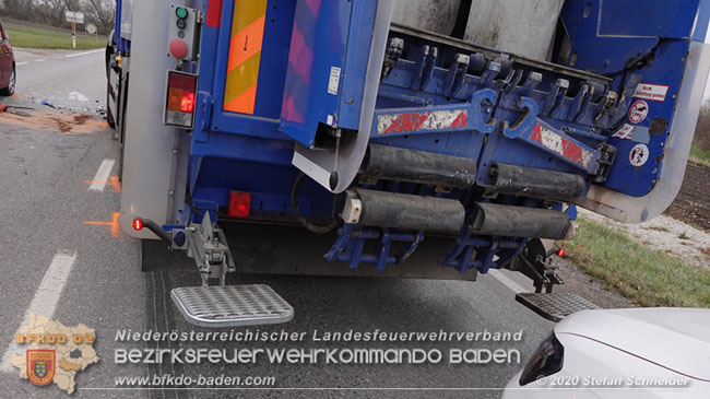 20201126 Schwerer Verkehrsunfall auf der LB210 im Freilandgebiet Traiskirchen-Tribuswinkel   Foto: © Stefan Schneider BFKDO BADEN