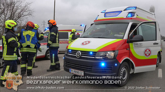 20201126 Schwerer Verkehrsunfall auf der LB210 im Freilandgebiet Traiskirchen-Tribuswinkel   Foto: © Stefan Schneider BFKDO BADEN