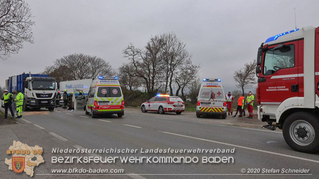 20201126 Schwerer Verkehrsunfall auf der LB210 im Freilandgebiet Traiskirchen-Tribuswinkel   Foto: © Stefan Schneider BFKDO BADEN