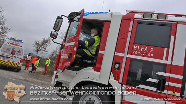 20201126 Schwerer Verkehrsunfall auf der LB210 im Freilandgebiet Traiskirchen-Tribuswinkel   Foto: © Stefan Schneider BFKDO BADEN