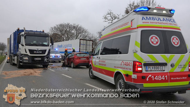 20201126 Schwerer Verkehrsunfall auf der LB210 im Freilandgebiet Traiskirchen-Tribuswinkel   Foto: © Stefan Schneider BFKDO BADEN