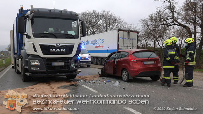 20201126 Schwerer Verkehrsunfall auf der LB210 im Freilandgebiet Traiskirchen-Tribuswinkel   Foto: © Stefan Schneider BFKDO BADEN