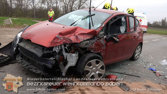 20201126 Schwerer Verkehrsunfall auf der LB210 im Freilandgebiet Traiskirchen-Tribuswinkel   Foto: © Stefan Schneider BFKDO BADEN