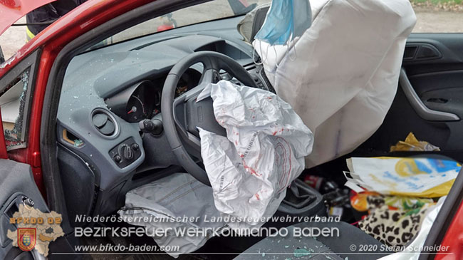 20201126 Schwerer Verkehrsunfall auf der LB210 im Freilandgebiet Traiskirchen-Tribuswinkel   Foto: © Stefan Schneider BFKDO BADEN