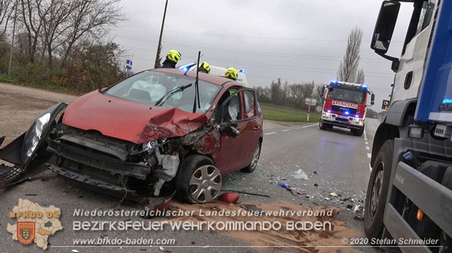 20201126 Schwerer Verkehrsunfall auf der LB210 im Freilandgebiet Traiskirchen-Tribuswinkel   Foto: © Stefan Schneider BFKDO BADEN