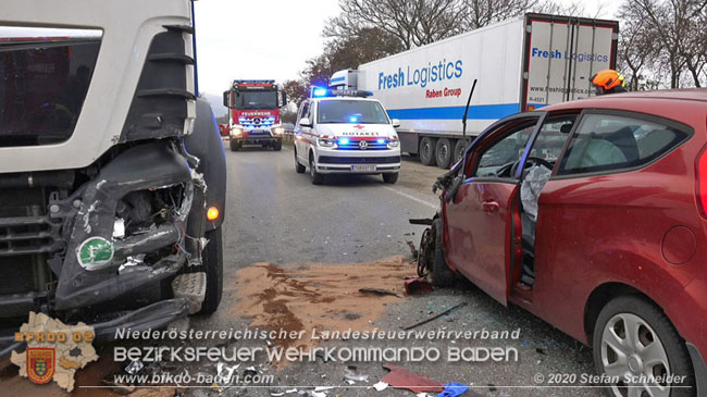 20201126 Schwerer Verkehrsunfall auf der LB210 im Freilandgebiet Traiskirchen-Tribuswinkel   Foto: © Stefan Schneider BFKDO BADEN