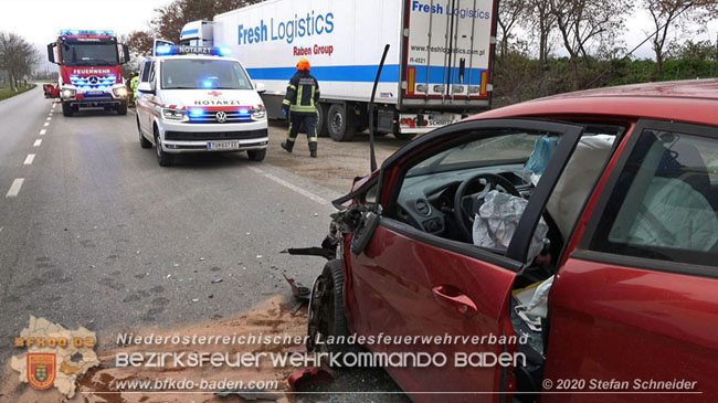 20201126 Schwerer Verkehrsunfall auf der LB210 im Freilandgebiet Traiskirchen-Tribuswinkel   Foto: © Stefan Schneider BFKDO BADEN