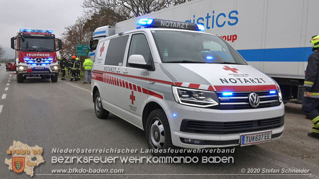 20201126 Schwerer Verkehrsunfall auf der LB210 im Freilandgebiet Traiskirchen-Tribuswinkel   Foto: © Stefan Schneider BFKDO BADEN