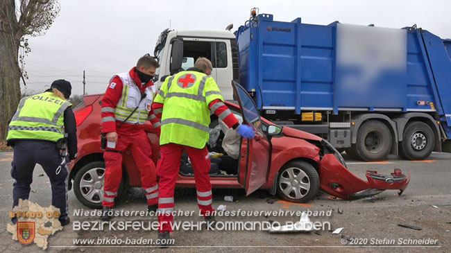 20201126 Schwerer Verkehrsunfall auf der LB210 im Freilandgebiet Traiskirchen-Tribuswinkel   Foto: © Stefan Schneider BFKDO BADEN