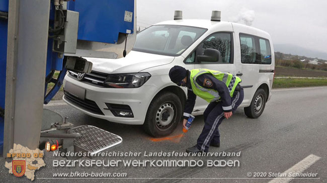 20201126 Schwerer Verkehrsunfall auf der LB210 im Freilandgebiet Traiskirchen-Tribuswinkel   Foto: © Stefan Schneider BFKDO BADEN