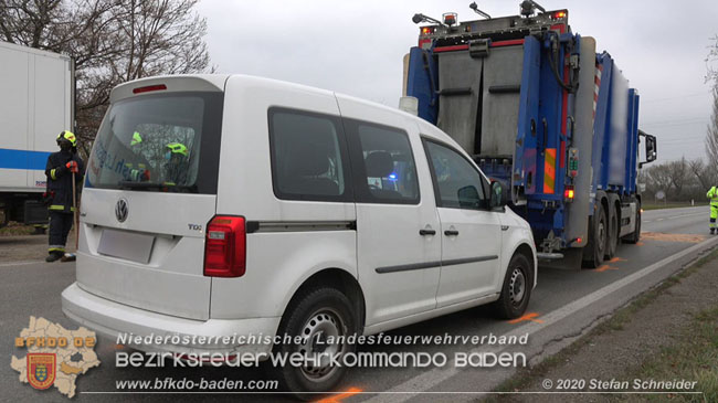 20201126 Schwerer Verkehrsunfall auf der LB210 im Freilandgebiet Traiskirchen-Tribuswinkel   Foto: © Stefan Schneider BFKDO BADEN