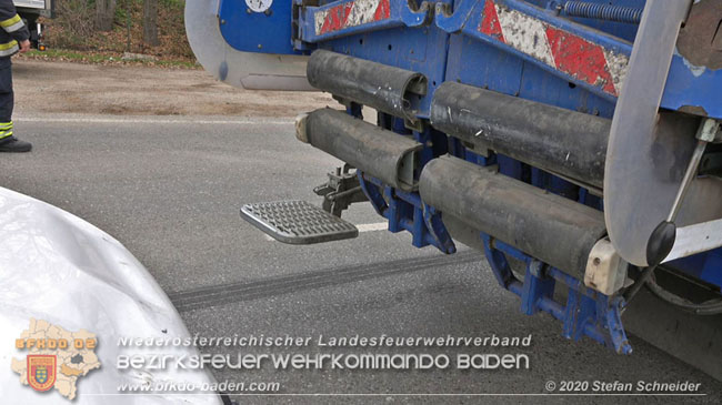 20201126 Schwerer Verkehrsunfall auf der LB210 im Freilandgebiet Traiskirchen-Tribuswinkel   Foto: © Stefan Schneider BFKDO BADEN