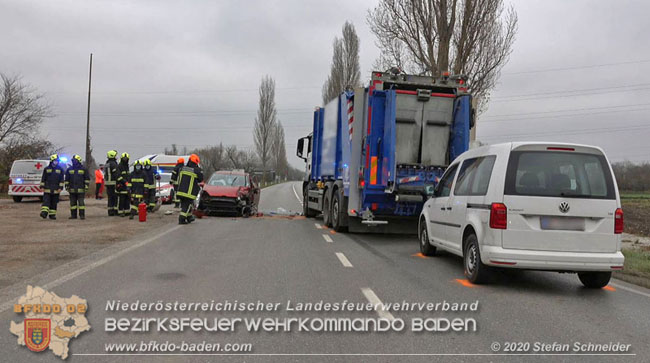 20201126 Schwerer Verkehrsunfall auf der LB210 im Freilandgebiet Traiskirchen-Tribuswinkel   Foto: © Stefan Schneider BFKDO BADEN