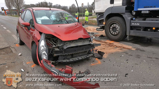 20201126 Schwerer Verkehrsunfall auf der LB210 im Freilandgebiet Traiskirchen-Tribuswinkel   Foto: © Stefan Schneider BFKDO BADEN