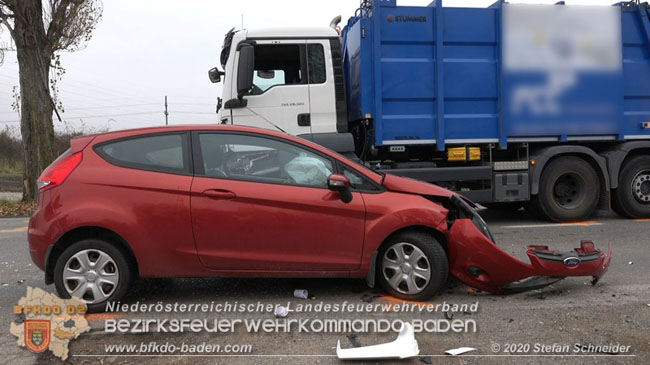 20201126 Schwerer Verkehrsunfall auf der LB210 im Freilandgebiet Traiskirchen-Tribuswinkel   Foto: © Stefan Schneider BFKDO BADEN