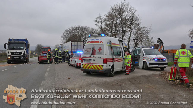 20201126 Schwerer Verkehrsunfall auf der LB210 im Freilandgebiet Traiskirchen-Tribuswinkel   Foto: © Stefan Schneider BFKDO BADEN