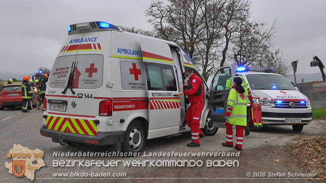 20201126 Schwerer Verkehrsunfall auf der LB210 im Freilandgebiet Traiskirchen-Tribuswinkel   Foto: © Stefan Schneider BFKDO BADEN