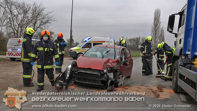 20201126 Schwerer Verkehrsunfall auf der LB210 im Freilandgebiet Traiskirchen-Tribuswinkel   Foto: © Stefan Schneider BFKDO BADEN