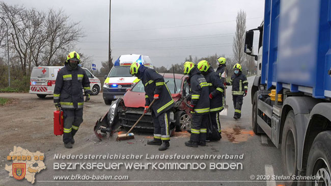 20201126 Schwerer Verkehrsunfall auf der LB210 im Freilandgebiet Traiskirchen-Tribuswinkel   Foto: © Stefan Schneider BFKDO BADEN