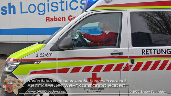 20201126 Schwerer Verkehrsunfall auf der LB210 im Freilandgebiet Traiskirchen-Tribuswinkel   Foto: © Stefan Schneider BFKDO BADEN
