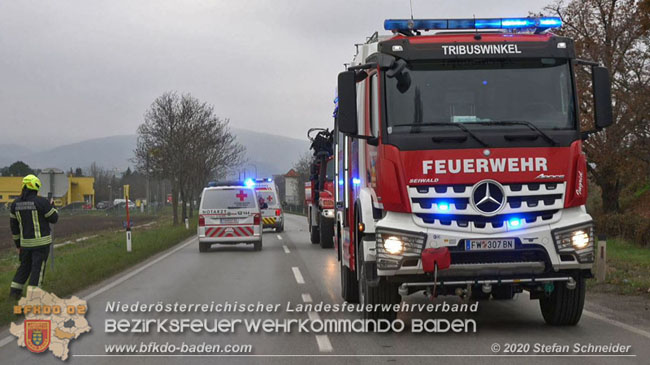 20201126 Schwerer Verkehrsunfall auf der LB210 im Freilandgebiet Traiskirchen-Tribuswinkel   Foto: © Stefan Schneider BFKDO BADEN