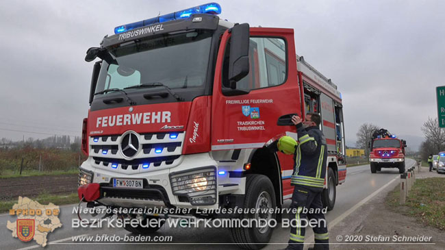 20201126 Schwerer Verkehrsunfall auf der LB210 im Freilandgebiet Traiskirchen-Tribuswinkel   Foto: © Stefan Schneider BFKDO BADEN