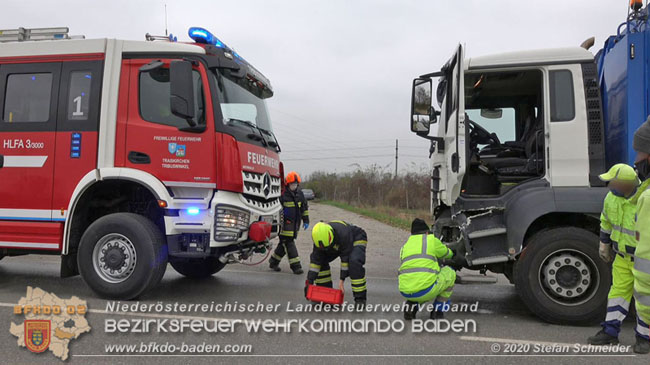 20201126 Schwerer Verkehrsunfall auf der LB210 im Freilandgebiet Traiskirchen-Tribuswinkel   Foto: © Stefan Schneider BFKDO BADEN