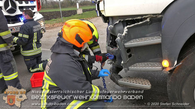 20201126 Schwerer Verkehrsunfall auf der LB210 im Freilandgebiet Traiskirchen-Tribuswinkel   Foto: © Stefan Schneider BFKDO BADEN