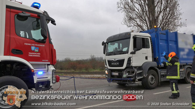20201126 Schwerer Verkehrsunfall auf der LB210 im Freilandgebiet Traiskirchen-Tribuswinkel   Foto: © Stefan Schneider BFKDO BADEN