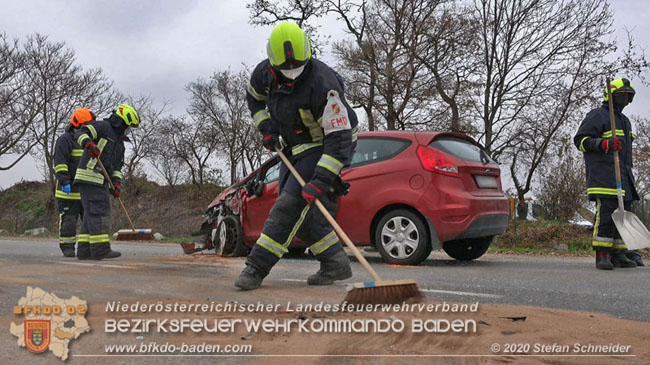 20201126 Schwerer Verkehrsunfall auf der LB210 im Freilandgebiet Traiskirchen-Tribuswinkel   Foto: © Stefan Schneider BFKDO BADEN