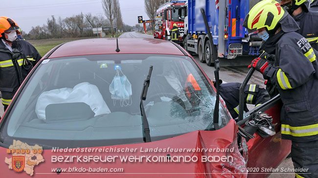 20201126 Schwerer Verkehrsunfall auf der LB210 im Freilandgebiet Traiskirchen-Tribuswinkel   Foto: © Stefan Schneider BFKDO BADEN