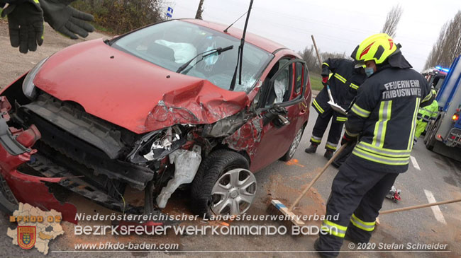 20201126 Schwerer Verkehrsunfall auf der LB210 im Freilandgebiet Traiskirchen-Tribuswinkel   Foto: © Stefan Schneider BFKDO BADEN